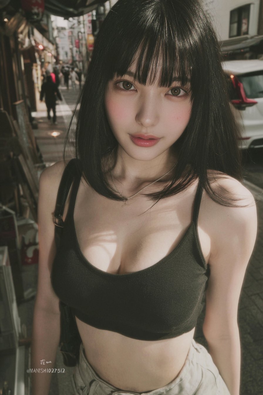 东京街角：黑发少女的随性瞬间