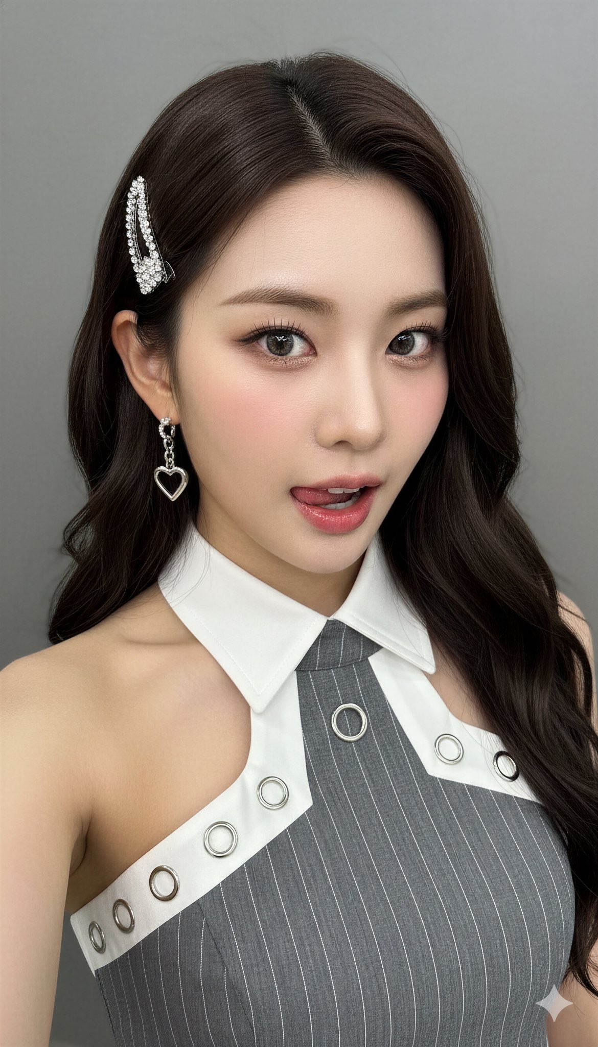 韩系偶像特写：玻璃肌与金属光泽的时尚碰撞